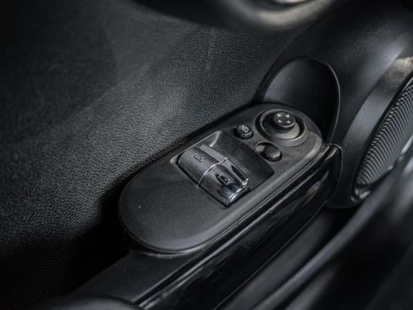 Mini Hatch III (F55/F56) Рестайлинг с пробегом 2019 года, цена 2 730 000 рублей, 136816 км, хэтчбек, Автокод Объявления