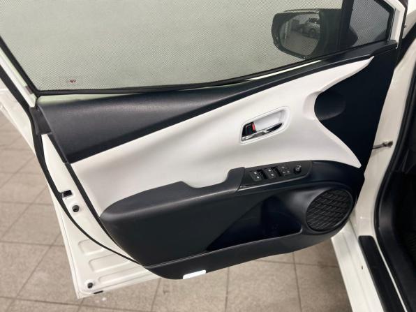 Toyota Prius IV (XW50) с пробегом 2016 года, цена 1 780 000 рублей, 142000 км, лифтбек, Автокод Объявления