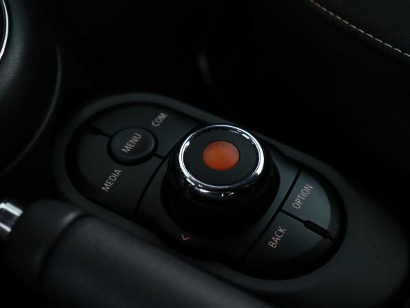 Mini Hatch III (F55/F56) Рестайлинг с пробегом 2019 года, цена 1 947 800 рублей, 50000 км, хэтчбек, Автокод Объявления