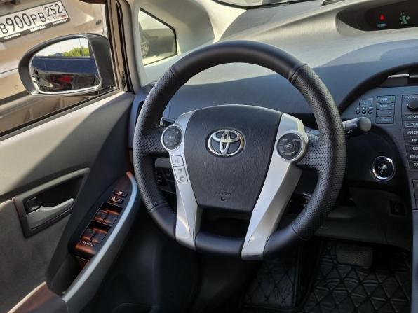 Toyota Prius III (XW30) с пробегом 2010 года, цена 896 000 рублей, 310459 км, лифтбек, Автокод Объявления