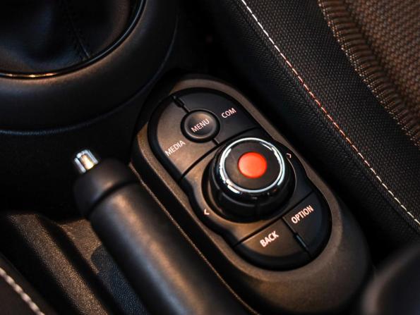 Mini Hatch III (F55/F56) Рестайлинг с пробегом 2019 года, цена 2 263 777 рублей, 34535 км, хэтчбек, Автокод Объявления