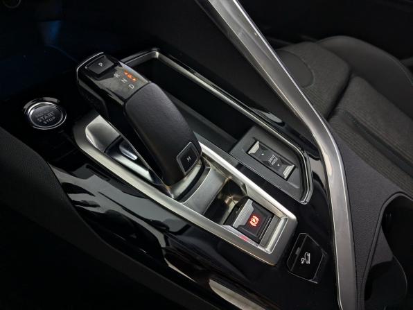 Peugeot 3008 II Рестайлинг с пробегом 2021 года, цена 2 350 000 рублей, 77341 км, внедорожник, Автокод Объявления