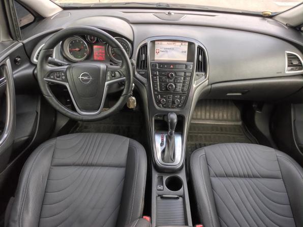 Opel Astra J Рестайлинг с пробегом 2013 года, цена 650 000 рублей, 267000 км, седан, Автокод Объявления