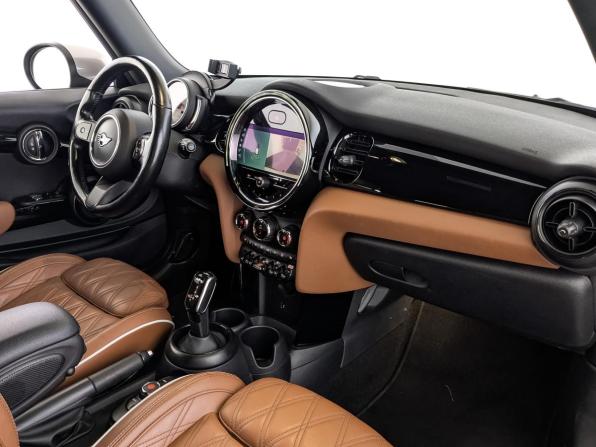 Mini Hatch III (F55/F56) Рестайлинг 2 с пробегом 2021 года, цена 2 335 000 рублей, 78539 км, хэтчбек, Автокод Объявления