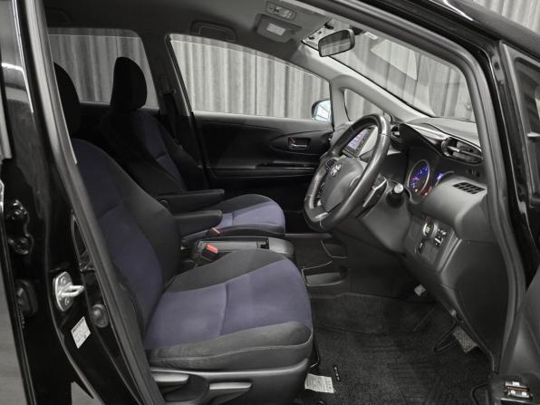Toyota Wish II Рестайлинг с пробегом 2012 года, цена 1 340 000 рублей, 102000 км, минивэн, Автокод Объявления