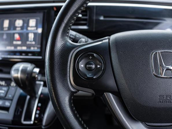 Honda Stepwgn V с пробегом 2016 года, цена 1 750 000 рублей, 155361 км, минивэн, Автокод Объявления