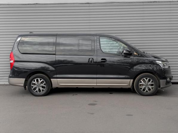 Hyundai H-1 II Рестайлинг 2 с пробегом 2021 года, цена 3 700 000 рублей, 73071 км, минивэн, Автокод Объявления