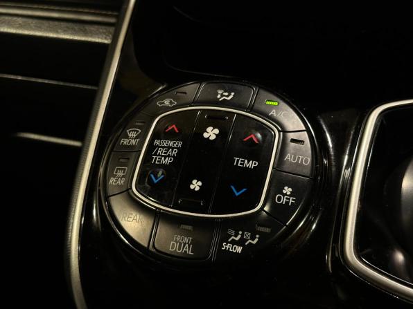 Toyota Esquire I с пробегом 2015 года, цена 1 800 000 рублей, 175336 км, минивэн, Автокод Объявления