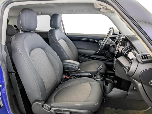Mini Hatch III (F55/F56) Рестайлинг с пробегом 2021 года, цена 2 290 000 рублей, 54969 км, хэтчбек, Автокод Объявления