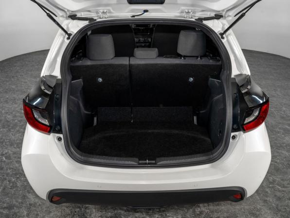 Toyota Yaris IV с пробегом 2020 года, цена 1 040 000 рублей, 130895 км, хэтчбек, Автокод Объявления