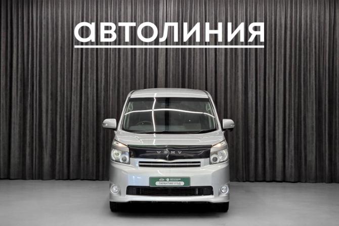 Toyota Voxy II (R70) с пробегом 2010 года, цена 1 380 000 рублей, 200000 км, минивэн, Автокод Объявления