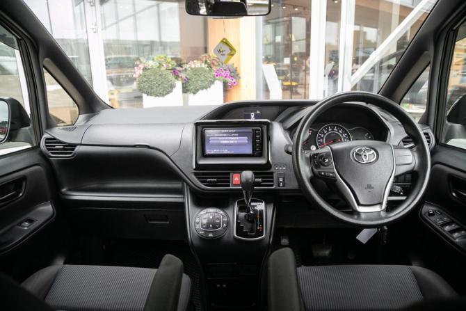Toyota Noah III (R80) Рестайлинг с пробегом 2018 года, цена 1 987 000 рублей, 128600 км, минивэн, Автокод Объявления