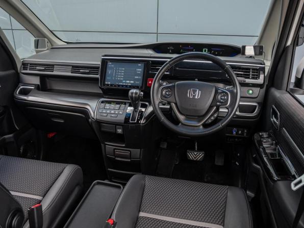 Honda Stepwgn V с пробегом 2015 года, цена 2 170 000 рублей, 114052 км, минивэн, Автокод Объявления