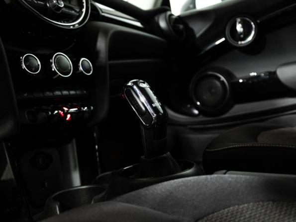 Mini Hatch III (F55/F56) Рестайлинг с пробегом 2018 года, цена 1 999 700 рублей, 96073 км, хэтчбек, Автокод Объявления