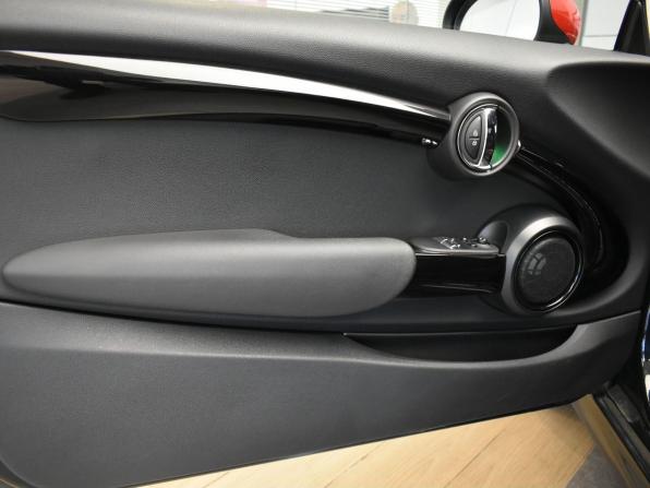 Mini Hatch III (F55/F56) Рестайлинг с пробегом 2018 года, цена 2 798 000 рублей, 70826 км, хэтчбек, Автокод Объявления
