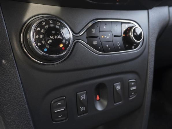 Renault Sandero II с пробегом 2015 года, цена 779 000 рублей, 71804 км, хэтчбек, Автокод Объявления
