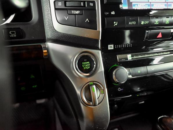 Toyota Land Cruiser 200 Series Рестайлинг 1 с пробегом 2012 года, цена 3 500 000 рублей, 308307 км, внедорожник, Автокод Объявления
