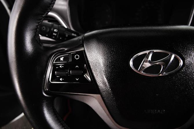 Hyundai Solaris II с пробегом 2017 года, цена 749 000 рублей, 588000 км, седан, Автокод Объявления