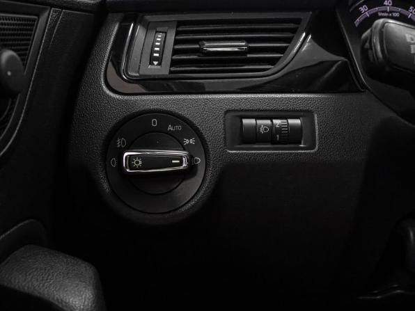 Skoda Rapid I с пробегом 2017 года, цена 989 000 рублей, 124740 км, лифтбек, Автокод Объявления