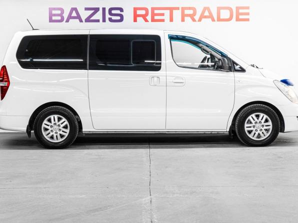 Hyundai H-1 II Рестайлинг с пробегом 2016 года, цена 2 409 000 рублей, 184210 км, минивэн, Автокод Объявления