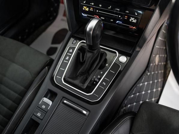 Volkswagen Passat B8 Рестайлинг с пробегом 2021 года, цена 2 400 000 рублей, 52607 км, седан, Автокод Объявления