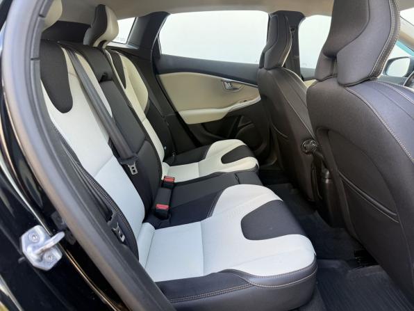 Volvo V40 Cross Country I Рестайлинг с пробегом 2018 года, цена 1 850 000 рублей, 106997 км, хэтчбек, Автокод Объявления