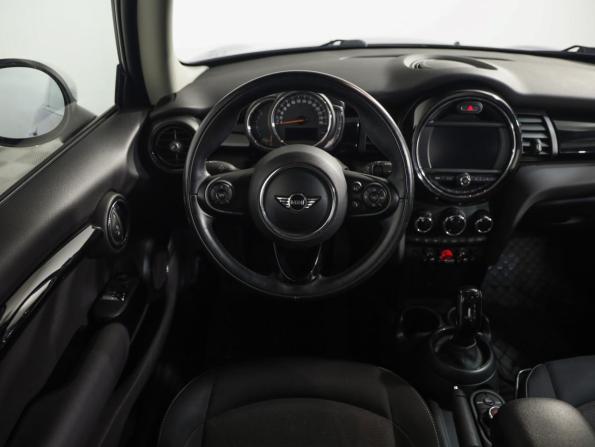 Mini Hatch III (F55/F56) Рестайлинг с пробегом 2018 года, цена 2 129 000 рублей, 60000 км, хэтчбек, Автокод Объявления