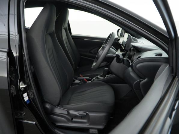 Toyota Yaris IV с пробегом 2021 года, цена 1 249 999 рублей, 74938 км, хэтчбек, Автокод Объявления