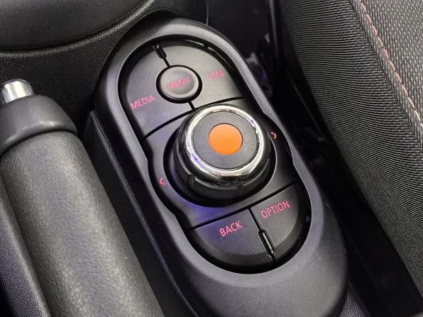 Mini Hatch III (F55/F56) Рестайлинг с пробегом 2019 года, цена 1 500 000 рублей, 150950 км, хэтчбек, Автокод Объявления