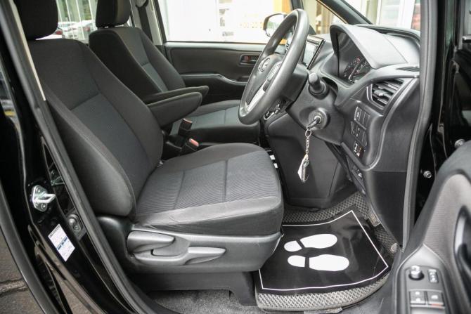 Toyota Noah III (R80) Рестайлинг с пробегом 2018 года, цена 1 987 000 рублей, 128600 км, минивэн, Автокод Объявления