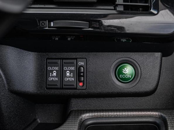 Honda Stepwgn V с пробегом 2015 года, цена 1 530 000 рублей, 190220 км, минивэн, Автокод Объявления