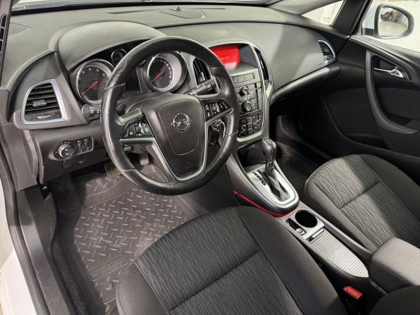 Opel Astra J Рестайлинг с пробегом 2014 года, цена 999 800 рублей, 90000 км, седан, Автокод Объявления
