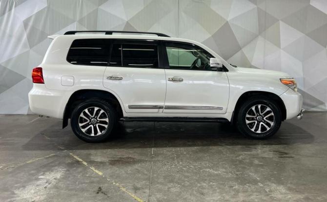Toyota Land Cruiser 200 Series Рестайлинг 1 с пробегом 2012 года, цена 3 000 000 рублей, 550000 км, внедорожник, Автокод Объявления