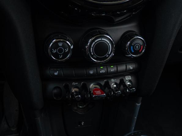 Mini Hatch III (F55/F56) Рестайлинг с пробегом 2020 года, цена 2 230 000 рублей, 59469 км, хэтчбек, Автокод Объявления