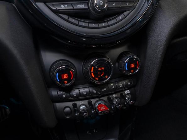 Mini Hatch III (F55/F56) Рестайлинг с пробегом 2019 года, цена 2 980 000 рублей, 69442 км, хэтчбек, Автокод Объявления