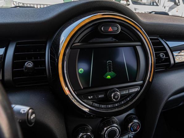 Mini Hatch III (F55/F56) Рестайлинг с пробегом 2019 года, цена 2 130 000 рублей, 79700 км, хэтчбек, Автокод Объявления