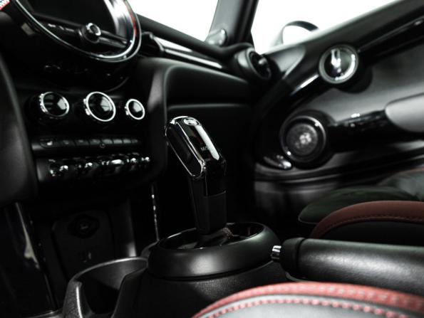 Mini Hatch III (F55/F56) Рестайлинг с пробегом 2018 года, цена 2 699 700 рублей, 110000 км, хэтчбек, Автокод Объявления