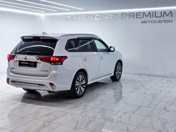 Mitsubishi Outlander III Рестайлинг 3 с пробегом 2022 года, цена 2 439 000 рублей, 63267 км, внедорожник, Автокод Объявления