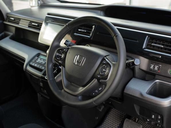 Honda Stepwgn V с пробегом 2015 года, цена 1 490 000 рублей, 167363 км, минивэн, Автокод Объявления