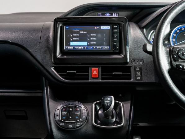 Toyota Voxy III (R80) с пробегом 2015 года, цена 1 585 000 рублей, 171000 км, минивэн, Автокод Объявления