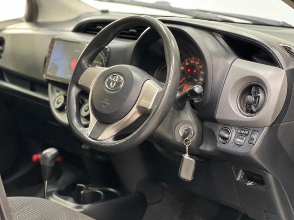 Toyota Vitz III (XP130) Рестайлинг с пробегом 2015 года, цена 799 000 рублей, 137000 км, хэтчбек, Автокод Объявления