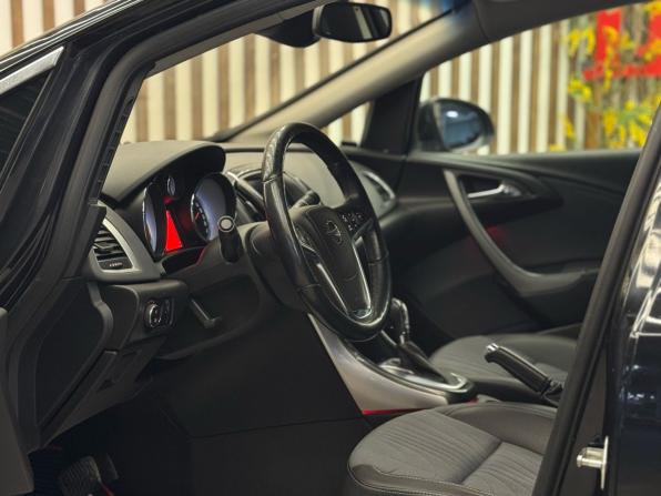Opel Astra J Рестайлинг с пробегом 2013 года, цена 795 000 рублей, 185447 км, седан, Автокод Объявления