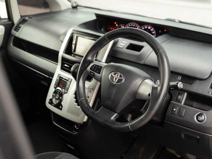 Toyota Voxy II (R70) Рестайлинг Новосибирск  - изображение 11