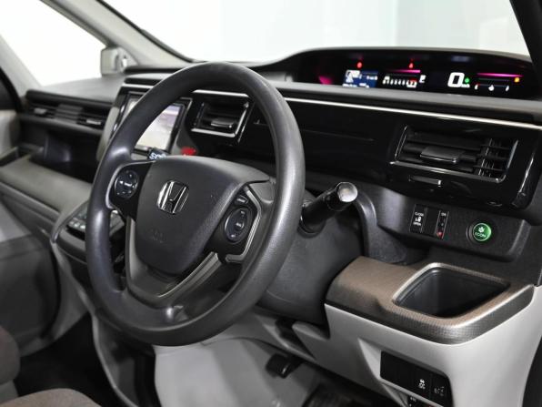 Honda Stepwgn V с пробегом 2017 года, цена 2 250 000 рублей, 84500 км, минивэн, Автокод Объявления