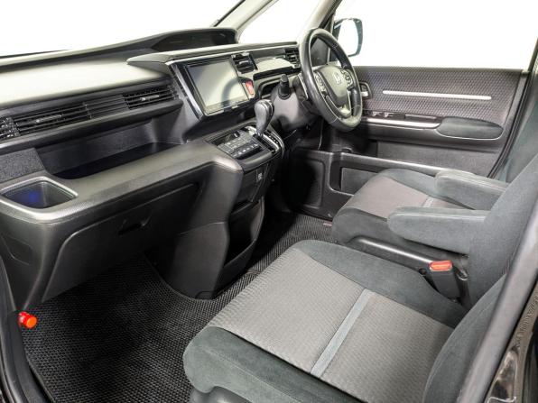Honda Stepwgn V с пробегом 2016 года, цена 1 974 900 рублей, 135000 км, минивэн, Автокод Объявления