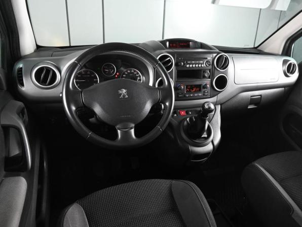 Peugeot Partner II Рестайлинг 2 с пробегом 2016 года, цена 1 349 000 рублей, 165793 км, компактвэн, Автокод Объявления
