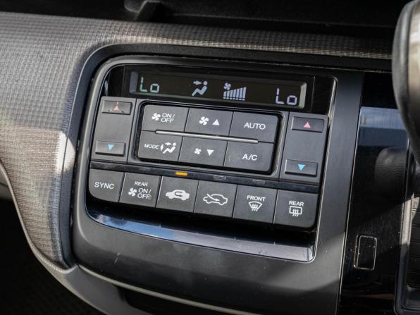 Honda Stepwgn V с пробегом 2016 года, цена 1 715 000 рублей, 176131 км, минивэн, Автокод Объявления