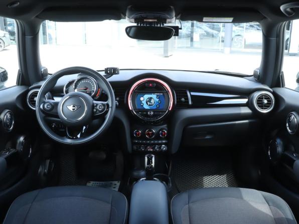 Mini Hatch III (F55/F56) Рестайлинг 2 с пробегом 2021 года, цена 2 670 000 рублей, 36050 км, хэтчбек, Автокод Объявления
