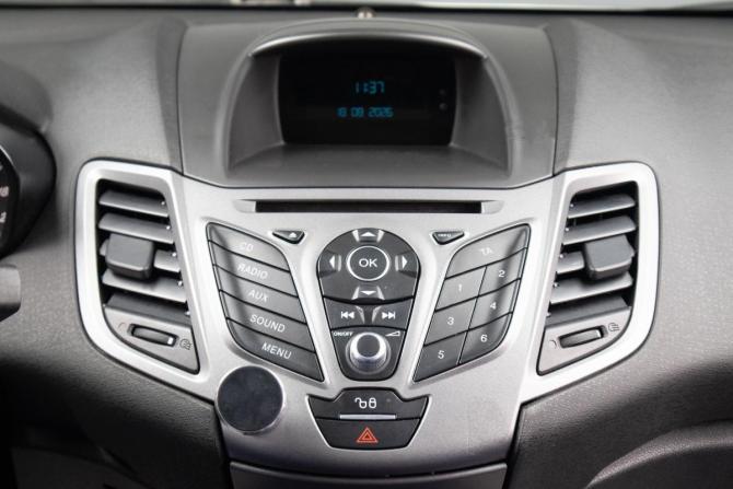 Ford Fiesta Mk6 Рестайлинг с пробегом 2015 года, цена 899 000 рублей, 154100 км, седан, Автокод Объявления