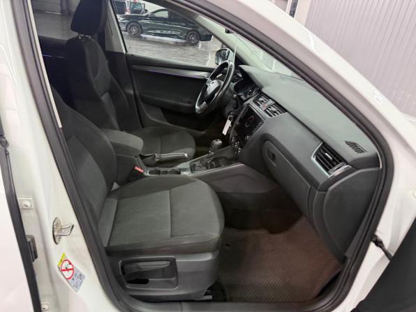 Skoda Octavia III (A7) Рестайлинг с пробегом 2017 года, цена 1 697 000 рублей, 209372 км, лифтбек, Автокод Объявления